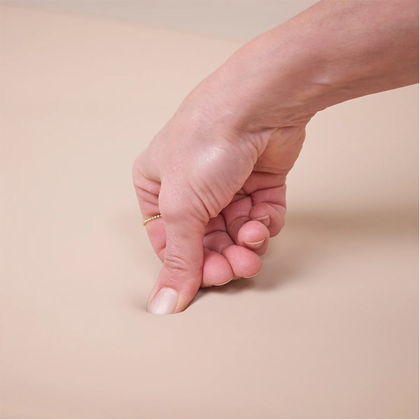 Miękka mata do przewijania Nattou Softy z pianki PU – zbliżenie pokazujące elastyczną, komfortową powierzchnię