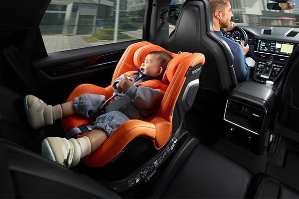 Stylowy fotelik Recaro Toron 1 Kid tyłem w samochodzie