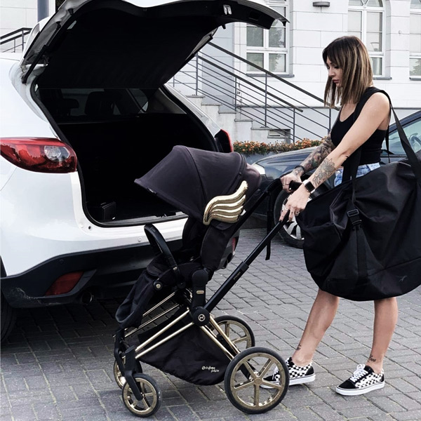 Solidna torba transportowa WeAreOne XXL 2.0 obok wózka dziecięcego przy samochodzie