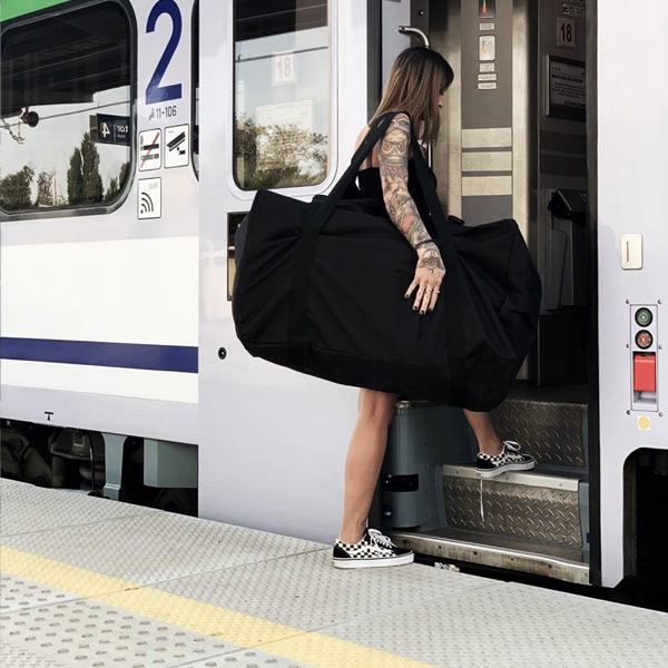 Wytrzymała torba podróżna WeAreOne XXL 2.0 wnoszona do pociągu podczas podróży