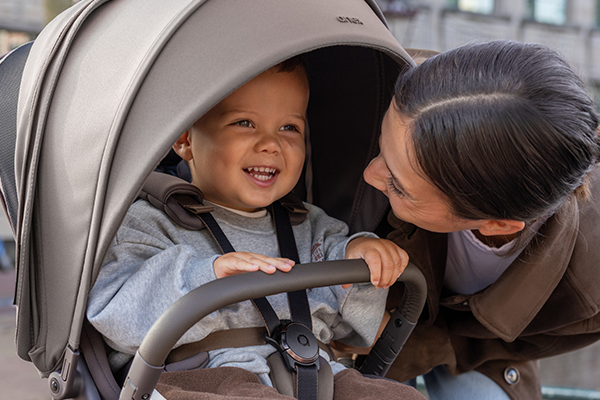 Bezpieczna spacerówka Anex FLO z dużą budką – dziecko siedzi wygodnie w wózku