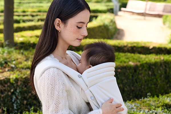 Miękkie nosidełko Anex Whiz Hug ecru – wygodne podparcie główki dziecka