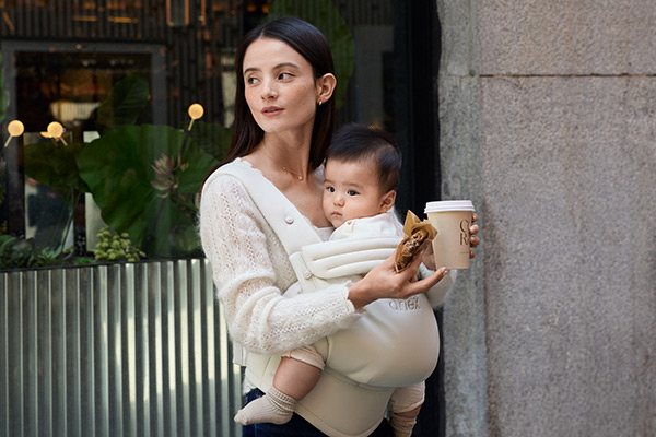 Stylowe nosidełko Anex Whiz Hug ecru – spacer z dzieckiem w mieście