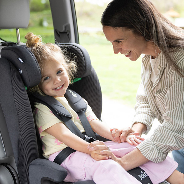 Joie i-Irvana Max w aucie, wygodne pasy i miękka tapicerka