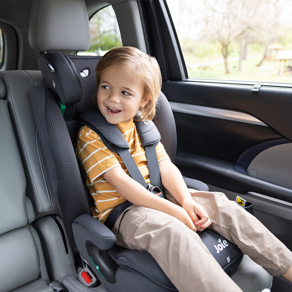 Joie i-Irvana Max, przestronne siedzisko i szerokie podłokietniki