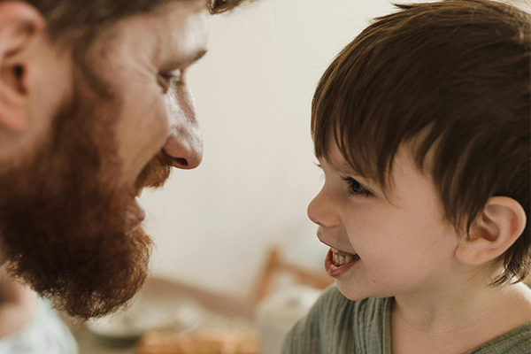 Ojciec rozmawiający z małym synem, symbol więzi rodzinnej i wyboru imienia dla chłopca