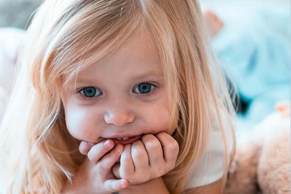 Mała dziewczynka, wybór imienia dla dziecka