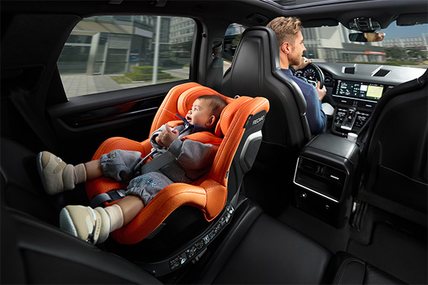 Bezpieczny fotelik Recaro w aucie, dziecko w pozycji półleżącej