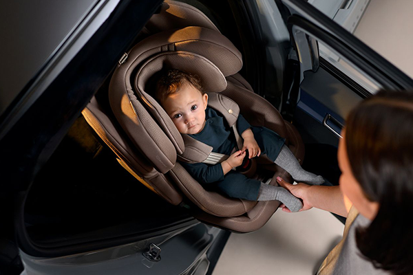  Jeden fotelik na długi okres użytkowania - obrotowe foteliki samochodowe 40-150 cm wzrostu (foteliki 9-36 kg) - SaturBaby