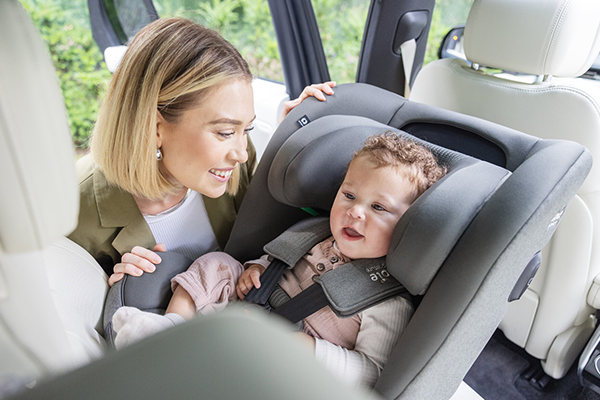 Normy R44/04 i R129 (i-Size), różnice między RWF i FWF, rolę testów ADAC, ÖAMTC i Plus Test - Artykuł SaturBaby