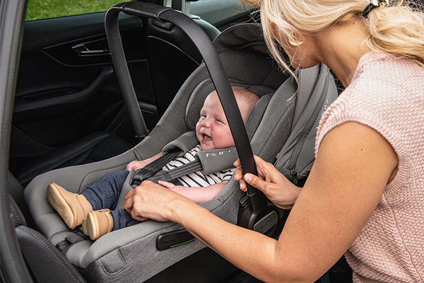 Noworodek w foteliku samochodowym podczas prawidłowego ułożenia w aucie