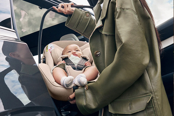 Lekki fotelik dla noworodka wygodnie przenoszony przy samochodzie