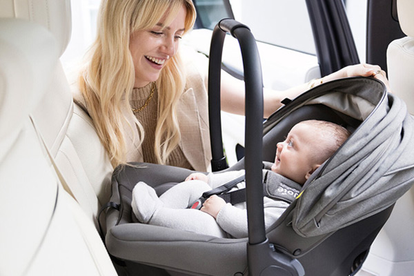 Bezpieczny fotelik niemowlęcy dla noworodka ustawiony tyłem do jazdy