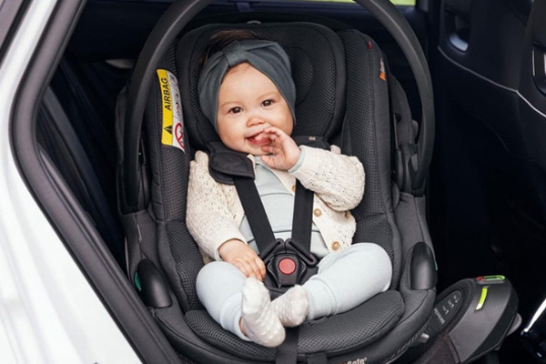 Dziecko w foteliku samochodowym z prawidłowo zapiętymi pasami