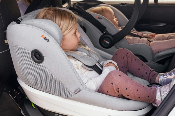 Foteliki samochodowe dla dzieci zamontowane tyłem do kierunku jazdy