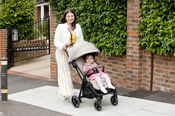 Joie Parcel – wygodna spacerówka podczas spaceru z dzieckiem, lekki wózek miejski w rankingu 2026