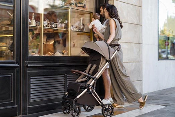 Elegancka spacerówka miejska podczas codziennego spaceru i wizyty w sklepie