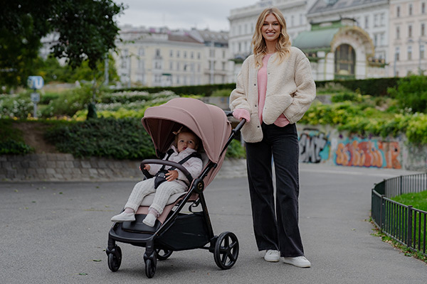 Stylowa spacerówka z dużym siedziskiem podczas miejskiego spaceru