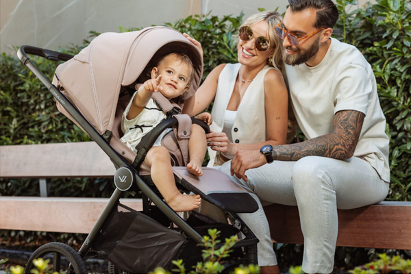 Komfortowa spacerówka z dużym siedziskiem dla małego dziecka