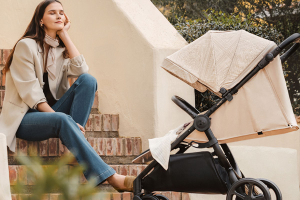 Elegancka spacerówka z szerokim siedziskiem i dużą budką