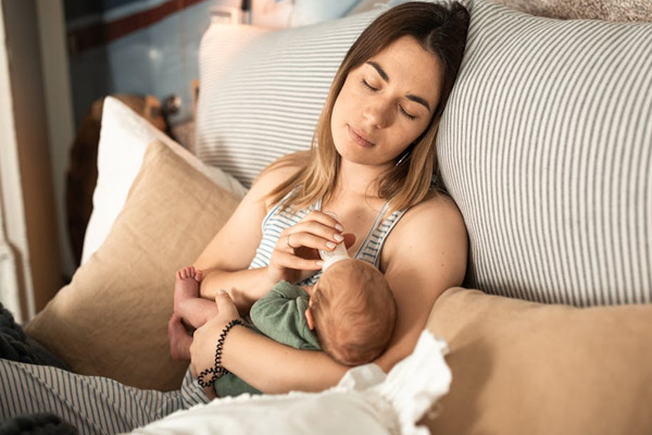 Spokojne karmienie noworodka jako ważny element wyprawki po porodzie
