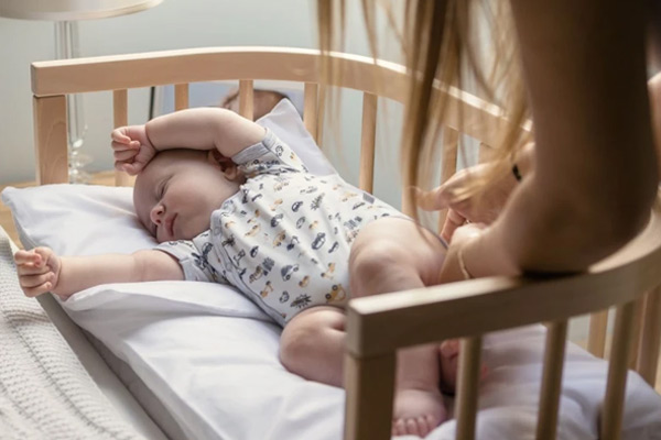 Bezpieczne łóżeczko niemowlęce Waldin w wyprawce dla noworodka