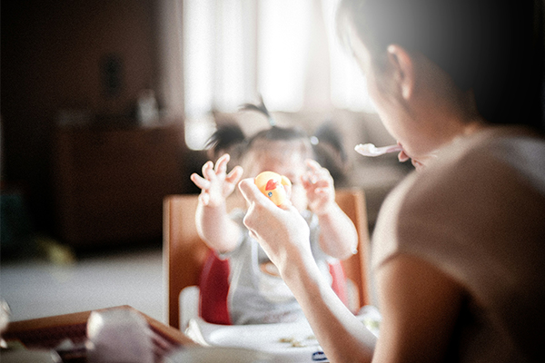 pomocne w rozszerzeniu diety po 6 miesiącu może być krzesełko do karmienia