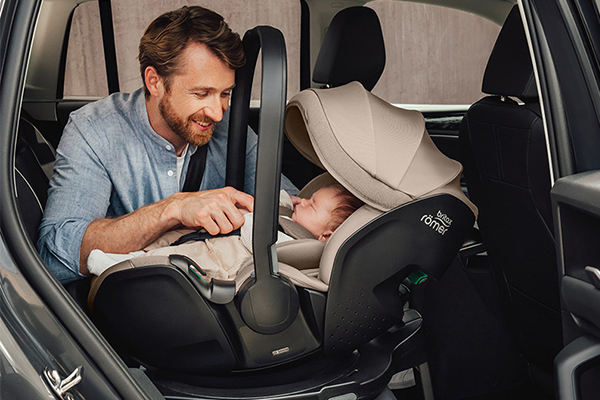 Britax Romer fotelik dla niemowlaka kompatybilny z bazą obrotową ISOFIX