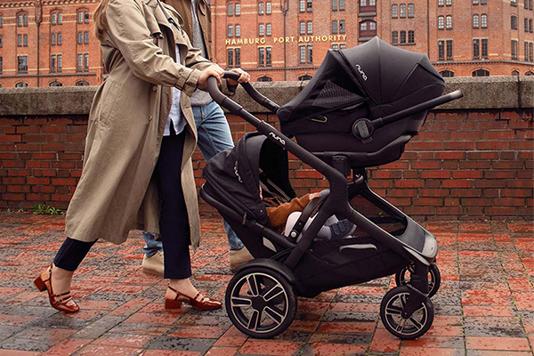 Fotelik 0-13kg Nuna zamontowany na ramie wózka głęboko-spacerowego za pomocą adapterów