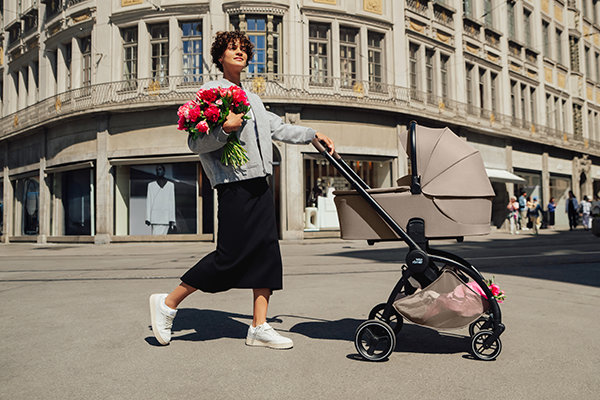 kobieta spaceruje po mieście z wózkiem Britax Römer RIO w wersji z gondolą