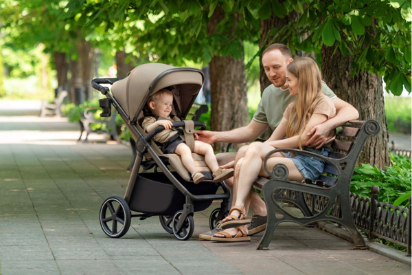 Rodzina spędza czas w parku z wózkiem spacerowym Carrello Bravo SL.