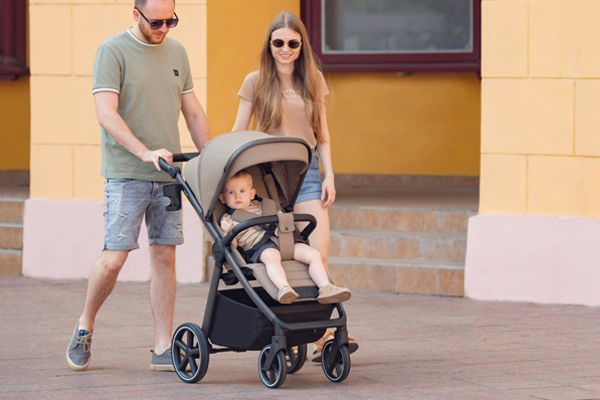 Wózek spacerowy Carrello Bravo SL z dzieckiem podczas miejskiego spaceru.
