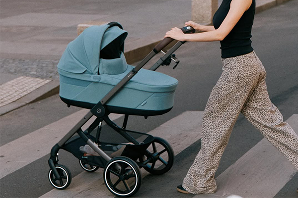 Stylowy wózek głęboki Cybex Balios S Lux 2.0 podczas spaceru w mieście.