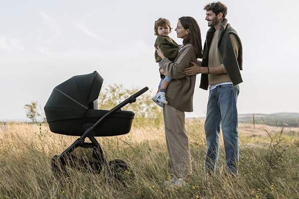 Mama, Tata i dziecko na spacerze z wozkiem Noordi luno all trails