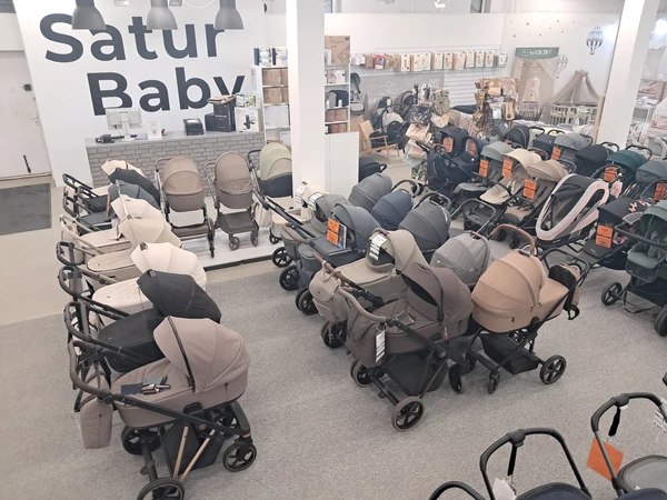 Ekspozycja wózków dziecięcych w sklepie stacjonarnym SaturBaby Białołęka