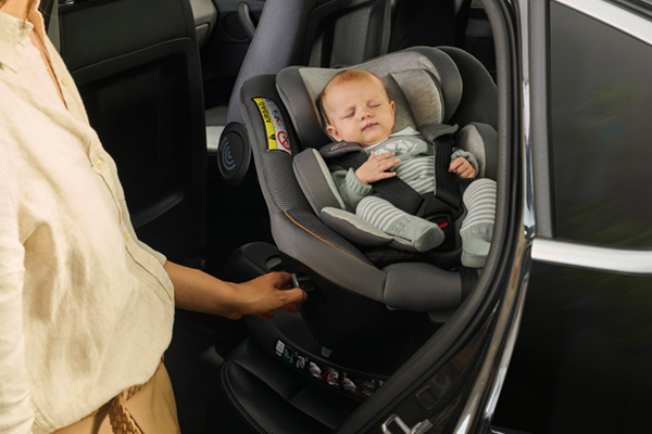 Fotelik samochodowy Chicco Seat105 i-Size z funkcją obrotu, dziecko w pozycji tyłem do kierunku jazdy.