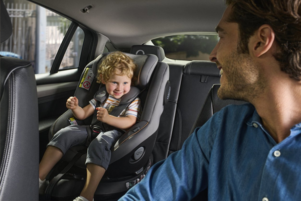 Fotelik samochodowy Chicco Seat105 i-Size zamontowany przodem do kierunku jazdy, starsze dziecko podróżuje w samochodzie.