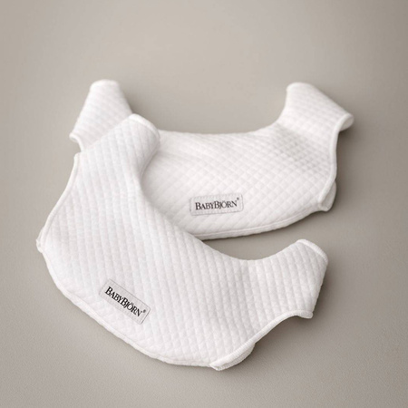 BabyBjorn Śliniaczek do nosidełka Harmony Biały