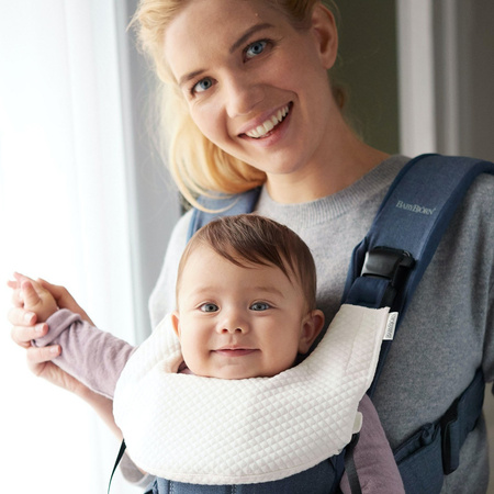 BabyBjorn Śliniaczek do nosidełka One Biały