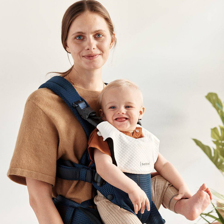 BabyBjorn Śliniaczek do nosidełka Harmony Biały